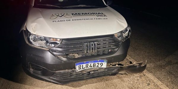 Motociclista morre após ser atropelado por carro de funerária no Sertão