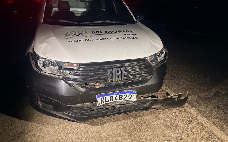 Motociclista morre após ser atropelado por carro de funerária no Sertão