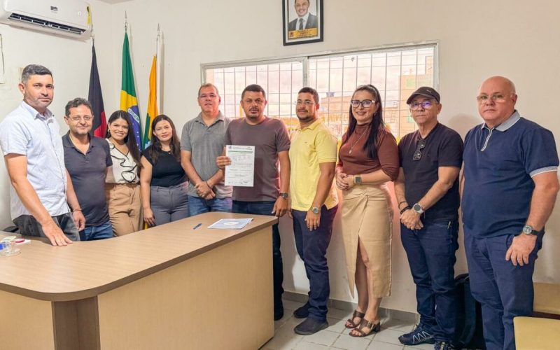 Prefeito Nerivan Gari assina ordem de serviço para levar água à comunidade de Barriguda dos Frades, em Caraúbas