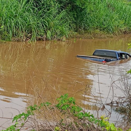 Carro fica parcialmente submerso e quase é levado pela correnteza no Rio Sucuru, na Prata