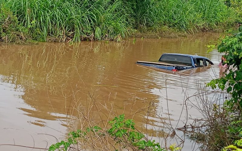 Carro fica parcialmente submerso e quase é levado pela correnteza no Rio Sucuru, na Prata