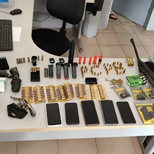 Polícia Civil prende mulher em flagrante com arsenal de armas de fogo e munições, na Paraíba