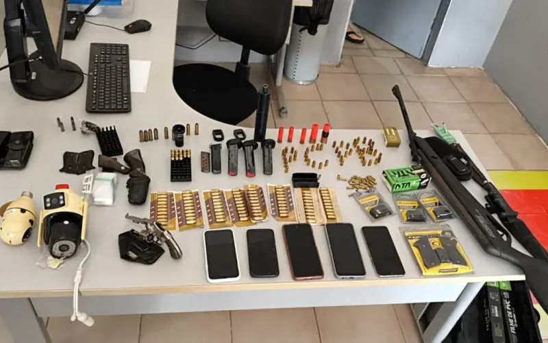 Polícia Civil prende mulher em flagrante com arsenal de armas de fogo e munições, na Paraíba