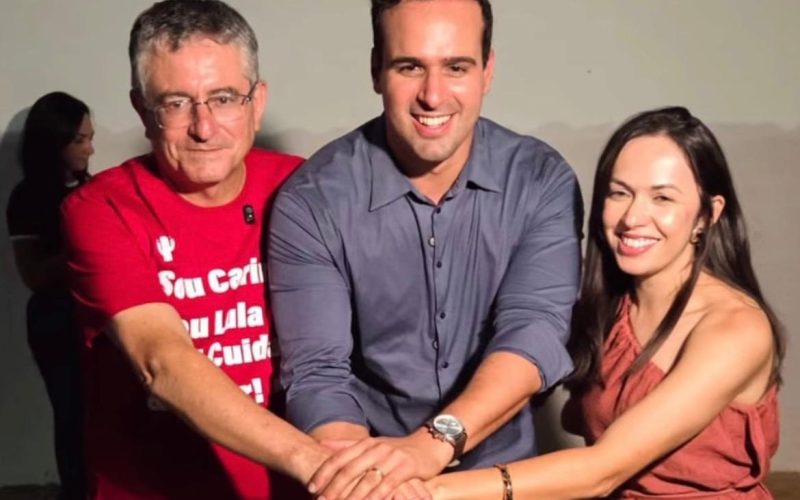Dr. Romualdo e prefeita Flávia anunciam apoio à reeleição de Lucas Ribeiro durante passagem pelo Cariri