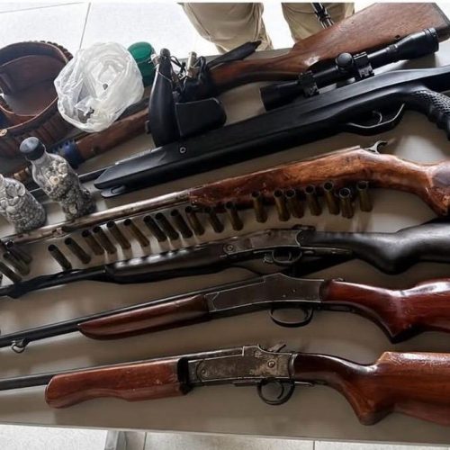 Homem é preso após atirar contra ciclistas e Polícia Militar apreende seis espingardas na zona rural de Sumé