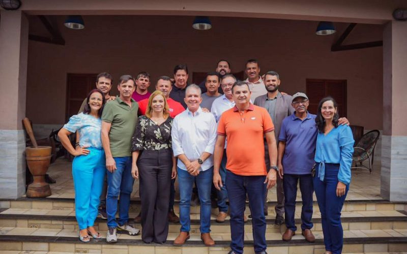 Prefeita de Queimadas reúne lideranças e declara apoio a Nabor Wanderley