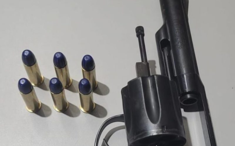 Homem é preso por porte ilegal de arma de fogo durante abordagem da PM na Prata