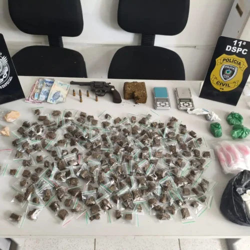 Integrantes de grupo criminoso são presos com drogas e arma em Queimadas