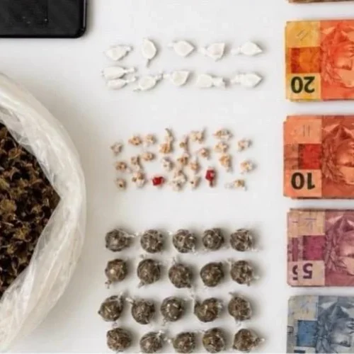Homem é preso por tráfico de drogas em casa abandonada na Prata