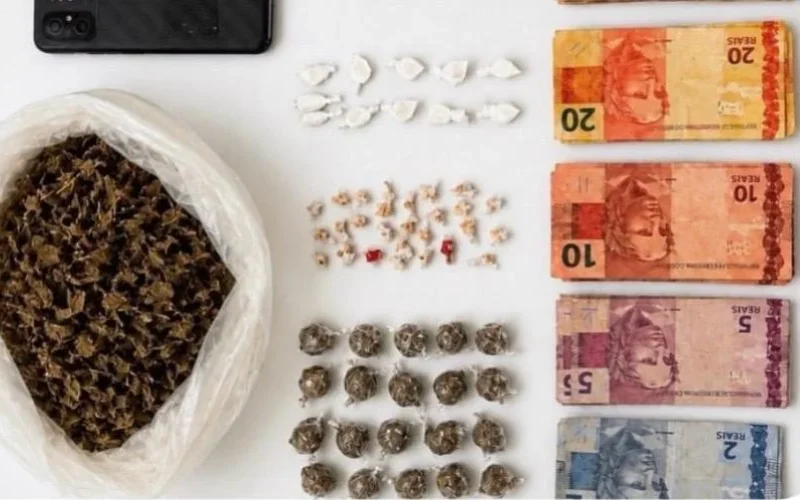 Homem é preso por tráfico de drogas em casa abandonada na Prata