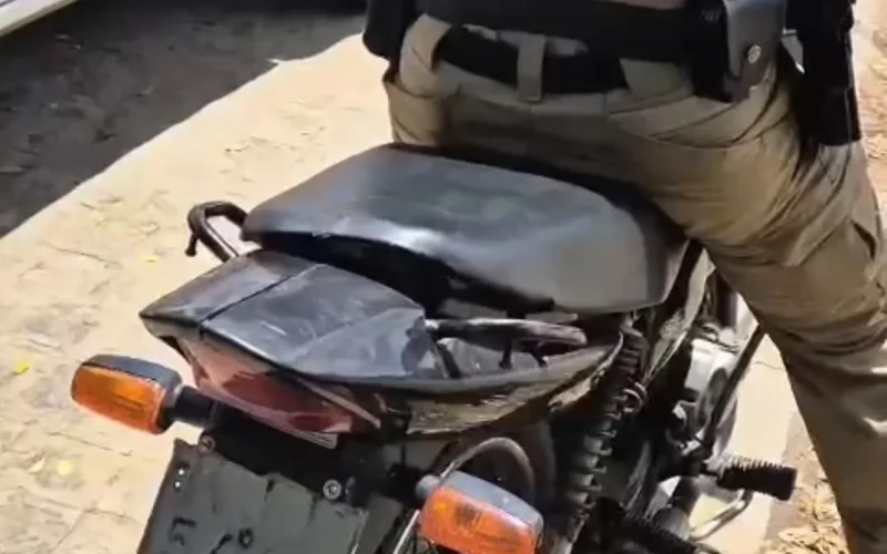 Motocicleta é apreendida por irregularidade em Boqueirão