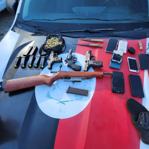 Quatro armas são apreendidas e três suspeitos são conduzidos após denúncia de tiros em Barra de São Miguel