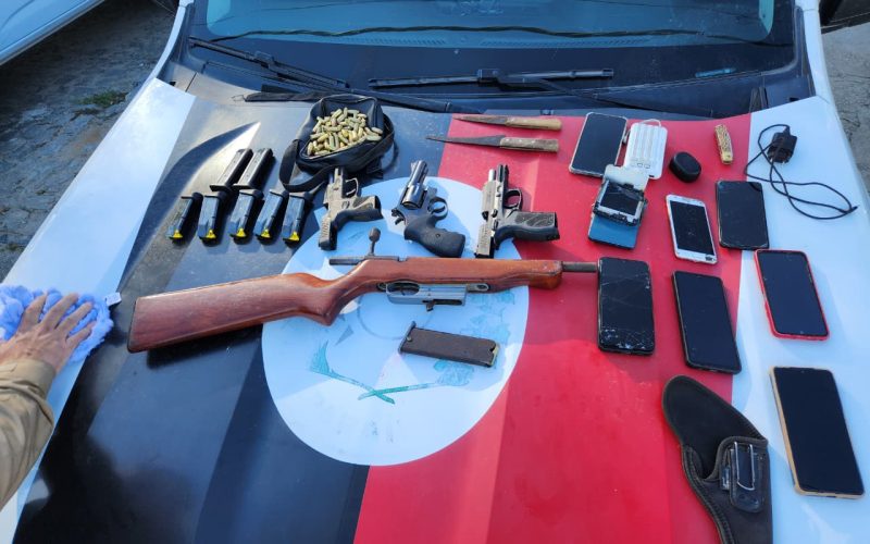 Quatro armas são apreendidas e três suspeitos são conduzidos após denúncia de tiros em Barra de São Miguel