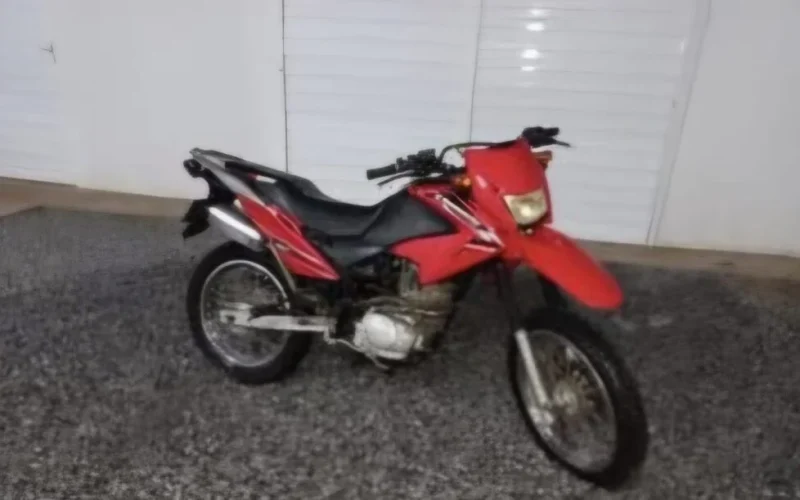Moto é furtada por dois indivíduos em frente a residência na cidade de Caraúbas