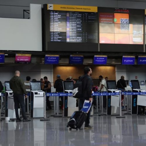 Aéreas suspendem 2 mil voos em maio e querosene deve ter novo aumento