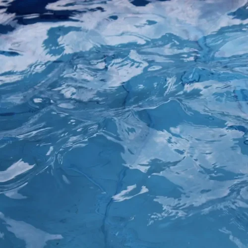 Criança de 3 anos morre afogada em piscina de resort, na Paraíba