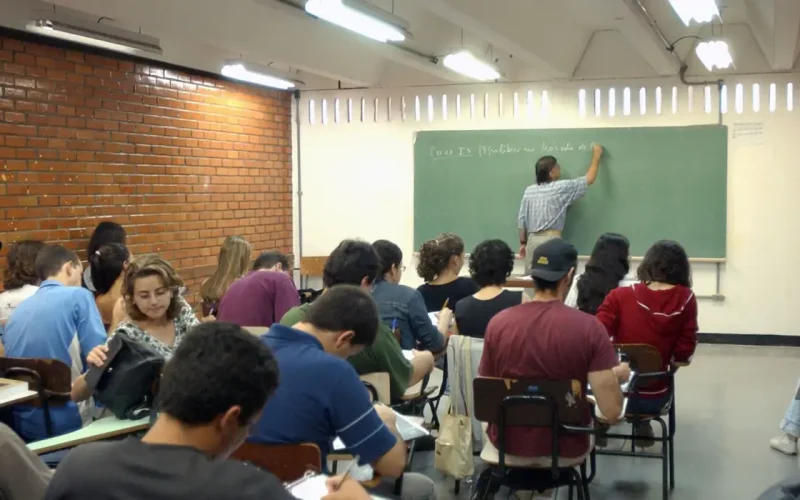 Metade dos professores formados em EAD tem desempenho insuficiente