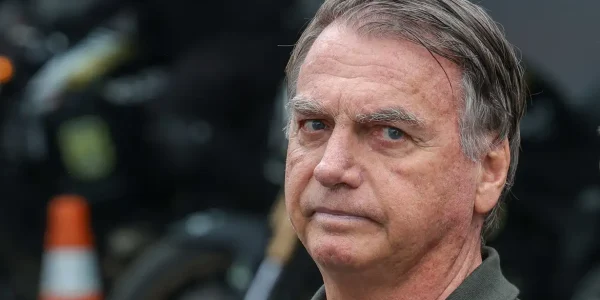 Moraes manda Exército entregar armas registradas em nome de Bolsonaro