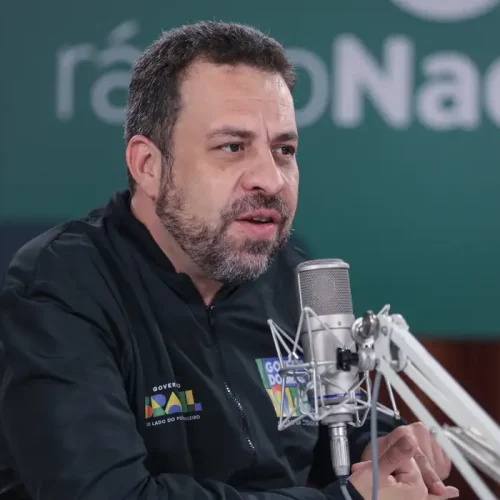 Acabar com a escala 6×1 é prioridade do governo, afirma Boulos