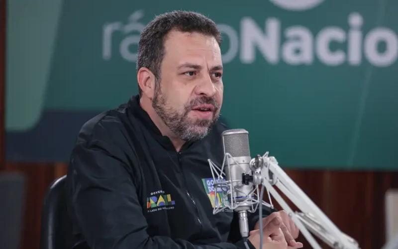 Acabar com a escala 6×1 é prioridade do governo, afirma Boulos