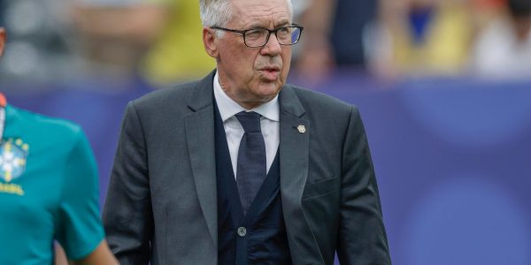 Ancelotti lamenta eliminação e já projeta novo ciclo: “Não é o fim”