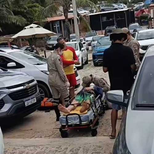 Adolescente fica ferido após bater a cabeça em pedra durante mergulho na praia de Coqueirinho