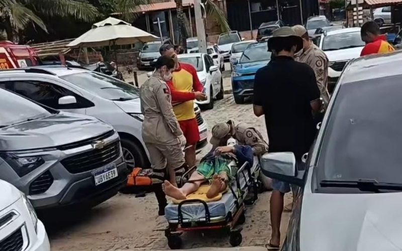 Adolescente fica ferido após bater a cabeça em pedra durante mergulho na praia de Coqueirinho
