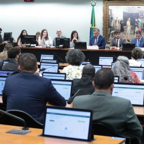 Deputados votam redução da maioridade penal em comissão  