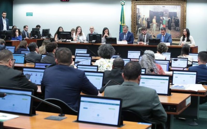 Deputados votam redução da maioridade penal em comissão  