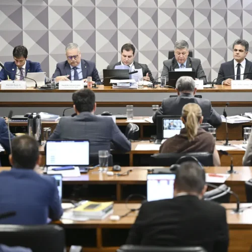 CPMI do INSS aprova pedido para quebrar sigilos de Lulinha, filho de Lula