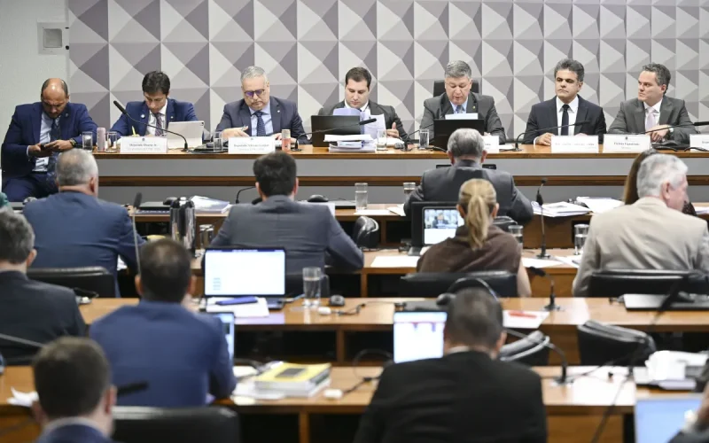 CPMI do INSS aprova pedido para quebrar sigilos de Lulinha, filho de Lula