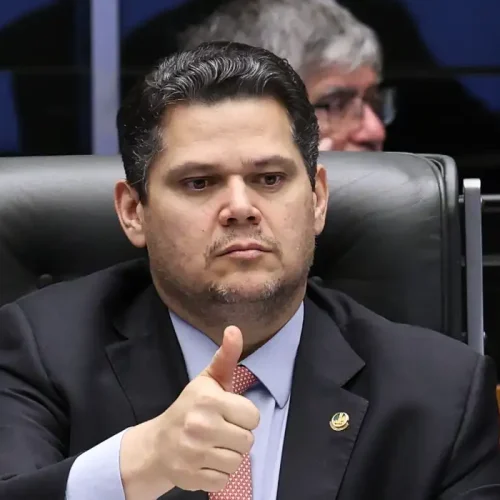 Alcolumbre envia PEC do fim da escala 6×1 para CCJ do Senado