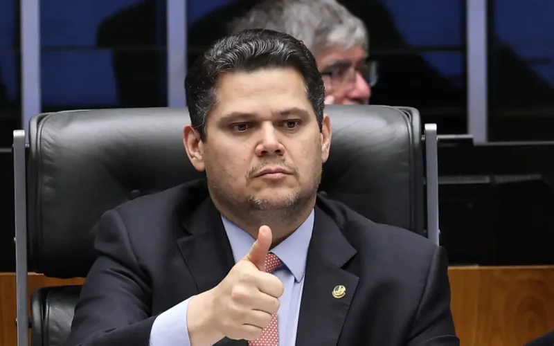 Alcolumbre envia PEC do fim da escala 6×1 para CCJ do Senado