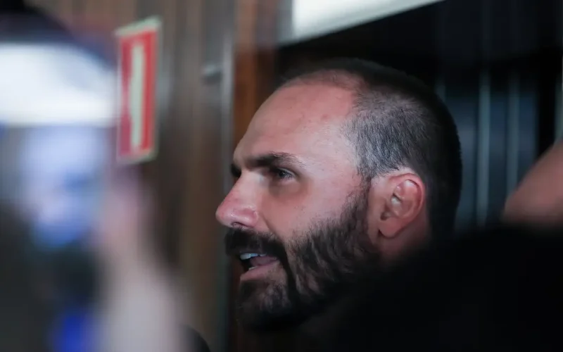 Eduardo Bolsonaro é citado pela PF e tem 15 dias para se defender de processo por abandono de cargo