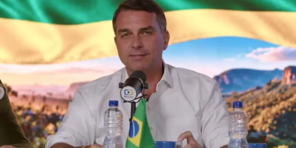 Flávio Bolsonaro diz ser o único capaz de derrotar Lula