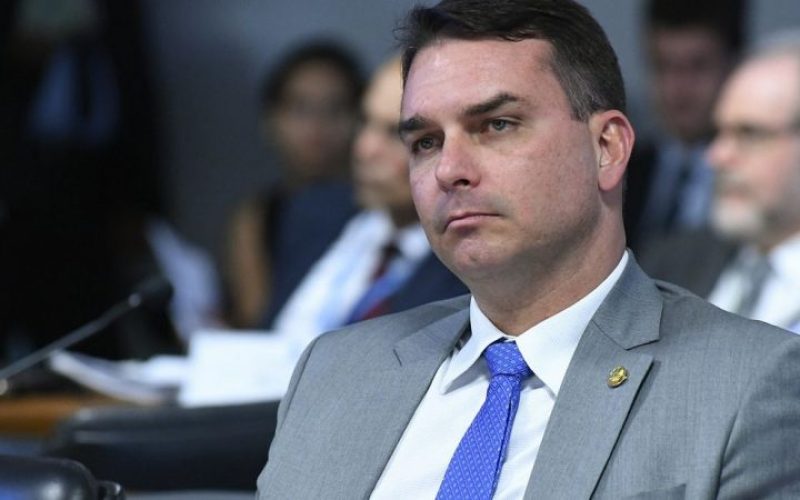 PF aponta Flávio como “interlocutor direto” de Vorcaro sobre Dark Horse