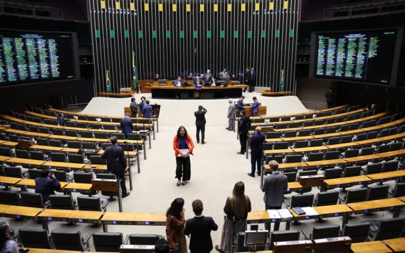 Câmara aprova texto-base de projeto que amplia restrições a condenados por pedofilia