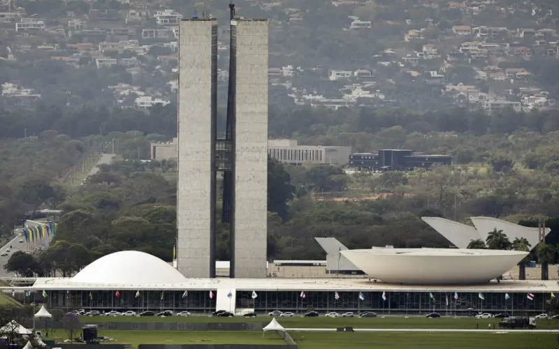 Lula sanciona, com vetos, reajuste salarial para cargos do Legislativo