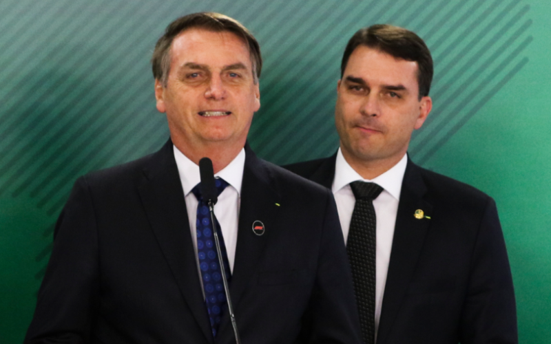 Bolsonaro coloca Flávio como advogado e repete estratégia de Lula e Haddad