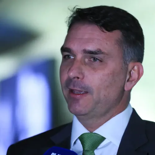 Flávio Bolsonaro sugere pagamento por hora em alternativa à escala 6×1
