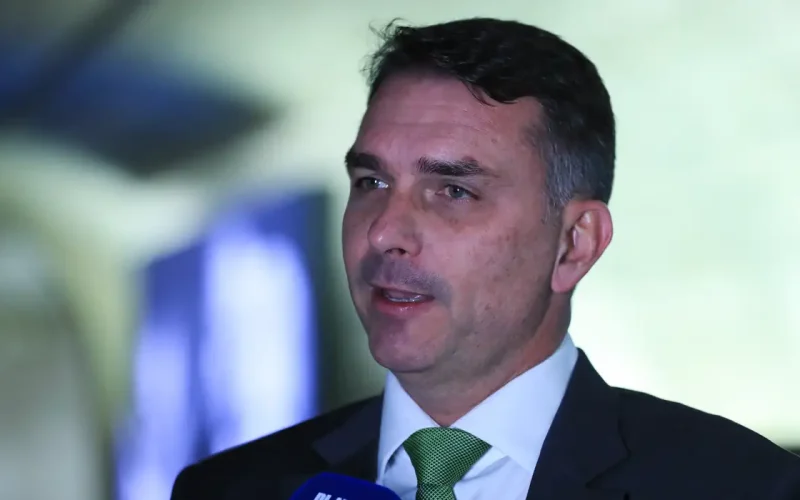 Flávio Bolsonaro sugere pagamento por hora em alternativa à escala 6×1