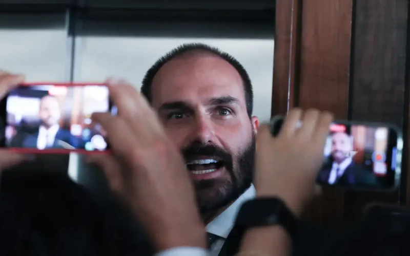 PGR pede ao Supremo condenação de Eduardo Bolsonaro por coação