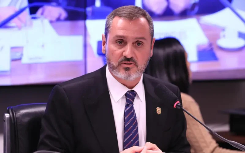 Dino determina reintegração de Andrei Rodrigues ao comando da PF
