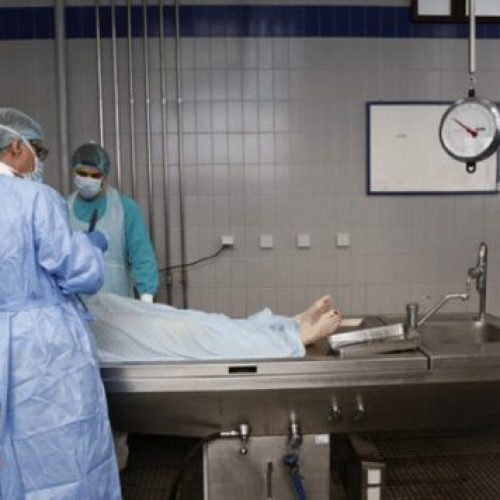 Liberação de corpos pode atrasar devido à sobrecarga de legistas, alerta Associação