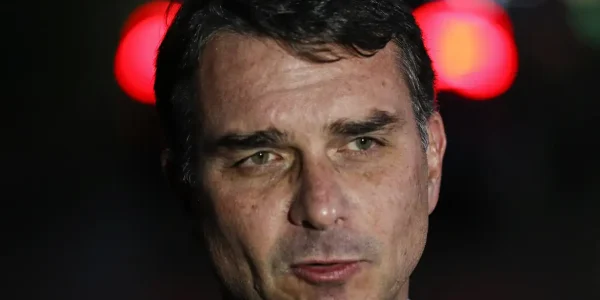 Flávio Bolsonaro admite cobrança a Vorcaro, mas nega crime