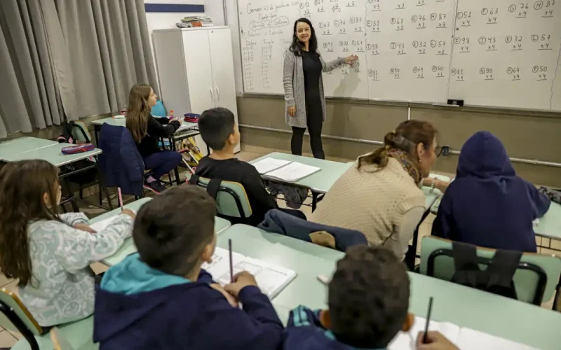 Senado aprova MP que estabelece piso de R$ 5.130 para professores