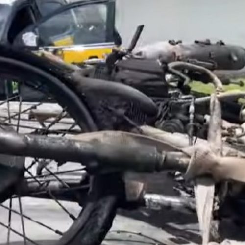 Mototaxista ateia fogo na própria moto depois de abordagem da PRF, na Paraíba