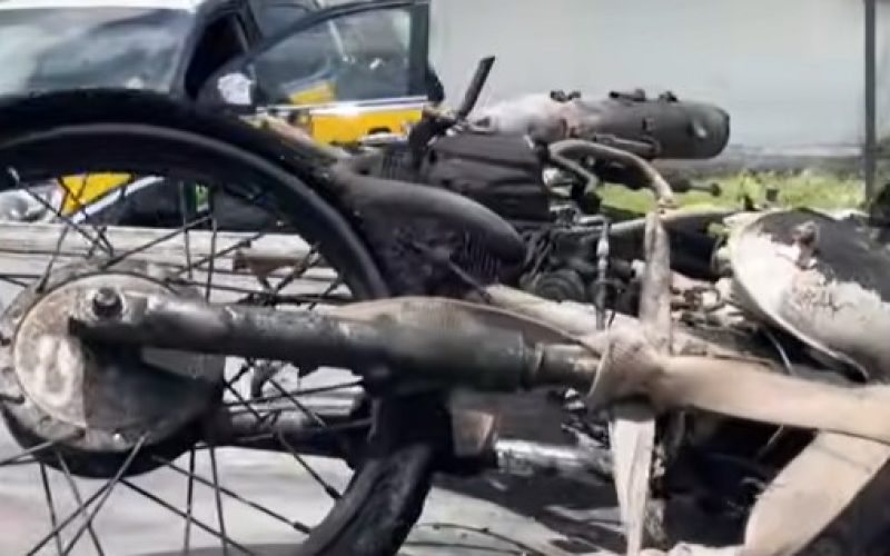Mototaxista ateia fogo na própria moto depois de abordagem da PRF, na Paraíba