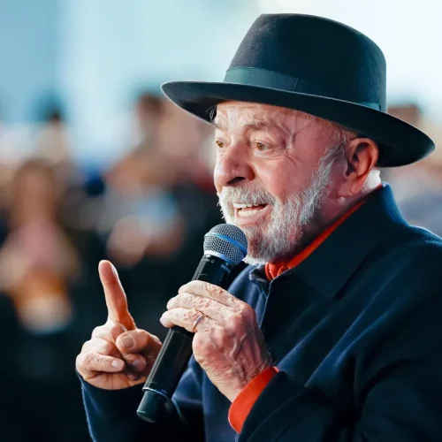Lula lidera todos os cenários de 2º turno, diz pesquisa Atlas/Bloomberg