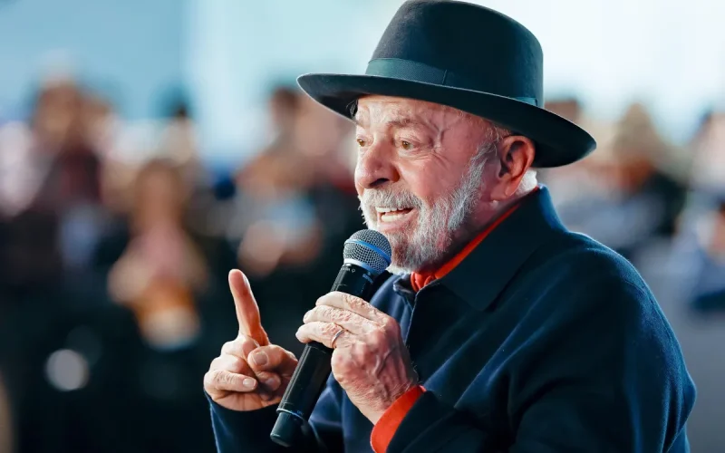 Lula lidera todos os cenários de 2º turno, diz pesquisa Atlas/Bloomberg